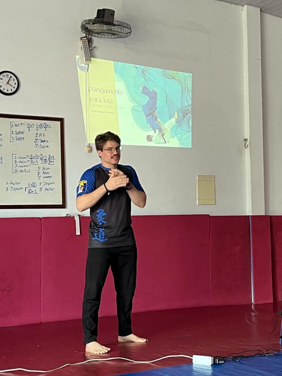 Aula teórica com a turma no dojô