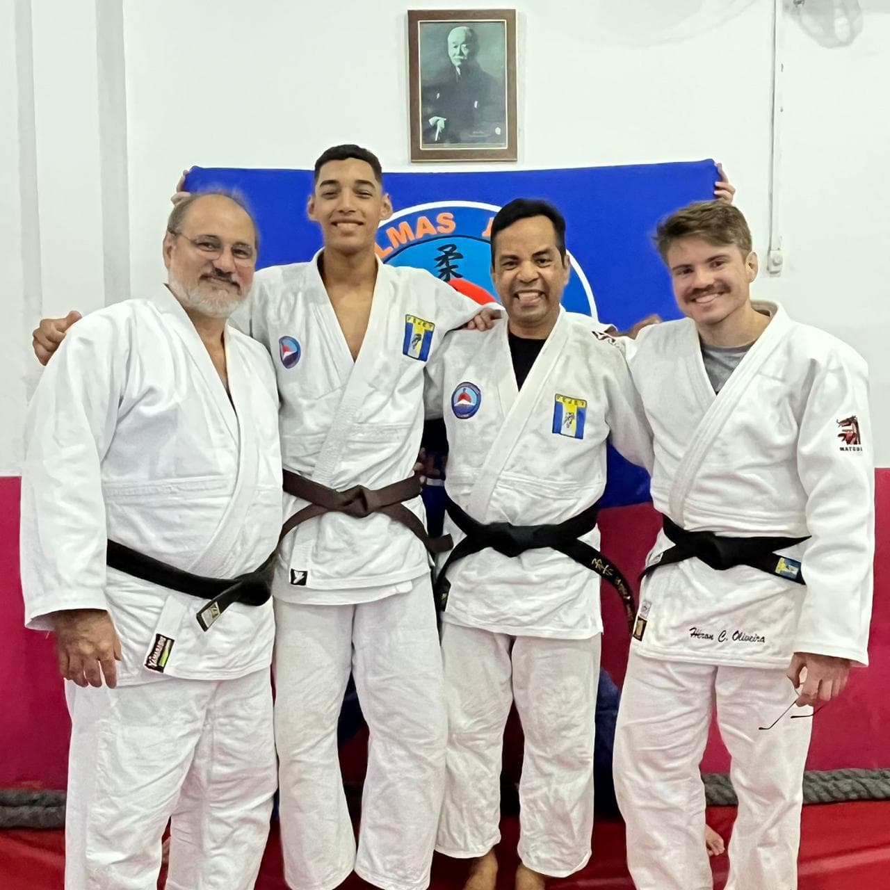 Senseis do clube reunidos no tatame